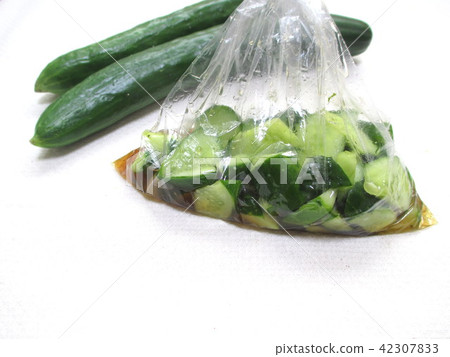 在一個塑料袋的醃黃瓜 42307833