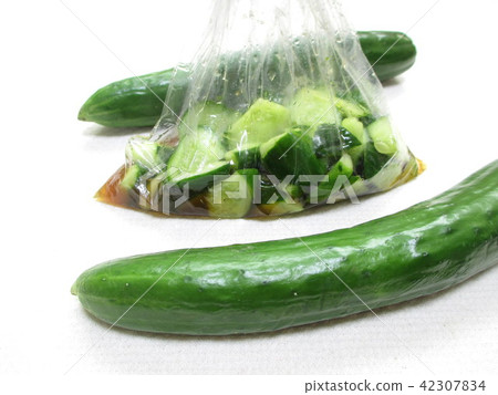在一個塑料袋的醃黃瓜 42307834