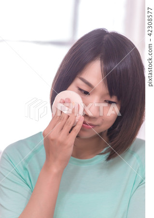 asian women make up her face in room asian women make up her face in room 42308577