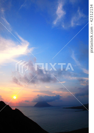 在Hachijo島八丈鎮的大阪觀測所的日落 在Hachijo島八丈鎮的大阪觀測所的日落 42312134