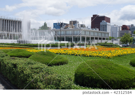 Flower bed and fountain in front of the museum 42312584