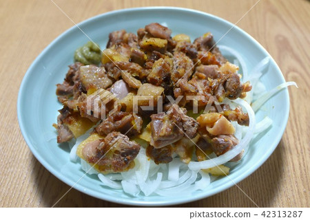 當地雞肉的木炭燒烤 當地雞肉的木炭燒烤 42313287