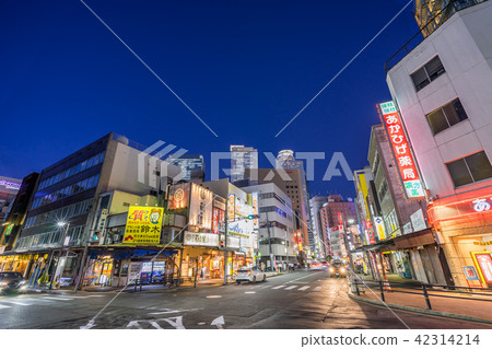 名古屋站Backcountry Tsubaki神社HDR從名古屋站高層建築群從交叉口 名古屋站Backcountry Tsubaki神社HDR從名古屋站高層建築群從交叉口 42314214