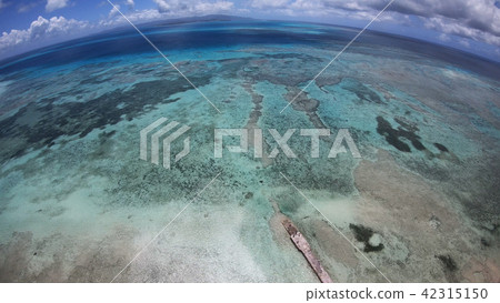 無人機圖像:竹富島的西碼頭 無人機圖像:竹富島的西碼頭 42315150