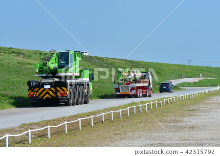 Disassembly and movement of an all-terrain crane Disassembly and movement of an all-terrain crane 42315792