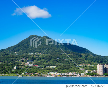 Tamsui river and mountains in Taipei, Taiwan 42316728