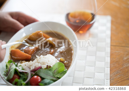 Curry and rice  42318868