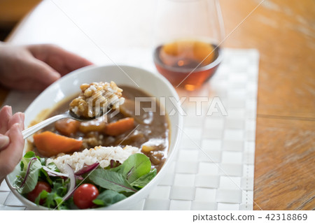 Curry and rice  42318869