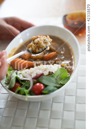 Curry and rice  42318870