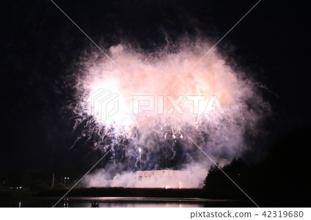 Festive fireworks over the lake Festive fireworks over the lake 42319680