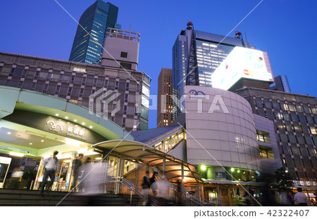 我希望在東京的新橋站和東京的城市景觀Yurikamome的摩天大樓組 我希望在東京的新橋站和東京的城市景觀Yurikamome的摩天大樓組 42322407