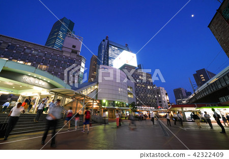 我希望在東京的新橋站和東京的城市景觀Yurikamome的摩天大樓組 我希望在東京的新橋站和東京的城市景觀Yurikamome的摩天大樓組 42322409