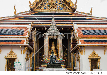 Facade of Wat Phra Kaew - Emerald Buddha Temple 42323189