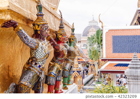 Giant guardian statue Bangkok Grand Palace Giant guardian statue Bangkok Grand Palace 42323209