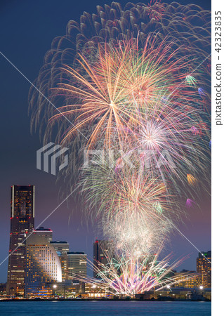 橫濱港未來21和煙花 橫濱港未來21和煙花 42323835