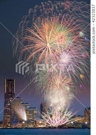 橫濱港未來21和煙花 橫濱港未來21和煙花 42323837