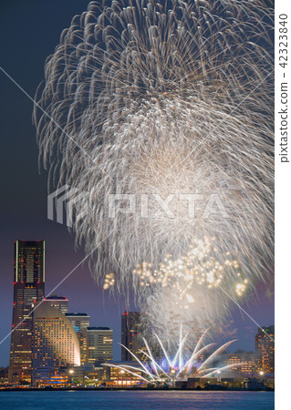 Yokohama Minato Mirai 21 and fireworks 42323840
