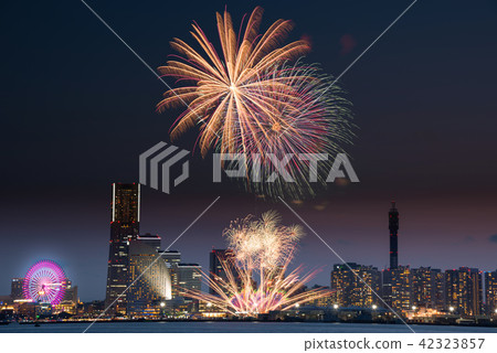 Yokohama Minato Mirai 21 and fireworks 42323857
