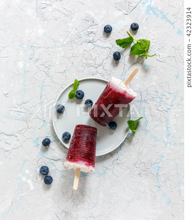 Homemade coconut popsicles with fresh berry. 42323914