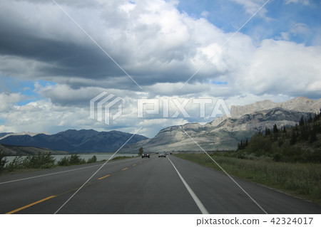 火車窗外的加拿大洛磯山脈 火車窗外的加拿大洛磯山脈 42324017