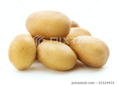 heap of raw potato  42324434