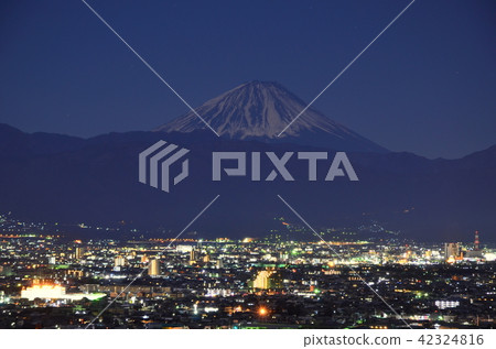 從Shishima綜合公園觀看甲府盆地和富士山的夜景 從Shishima綜合公園觀看甲府盆地和富士山的夜景 42324816
