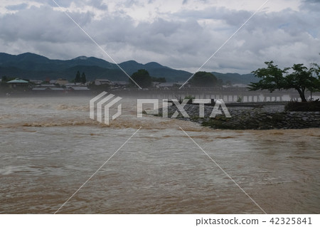 Katsuragawa who increased Arashiyama Togetsu bridge and water 42325841