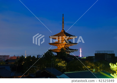 Kyoto city Yasaka tower Night view Kyoto city Yasaka tower Night view 42325849
