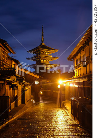 京都市八坂塔夜景 42325857