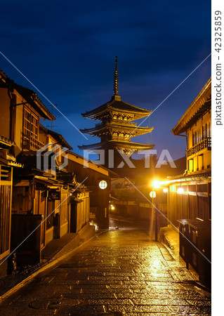 京都市八坂塔夜景 京都市八坂塔夜景 42325859