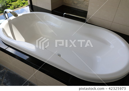 Resort hotel's bath 42325973