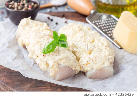 Preparation of cod fillet under cheese crust 42326429