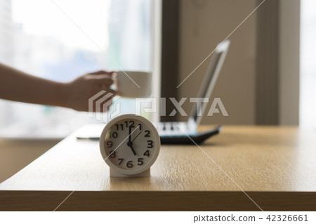 5點鐘筆記本電腦部分切割 42326661