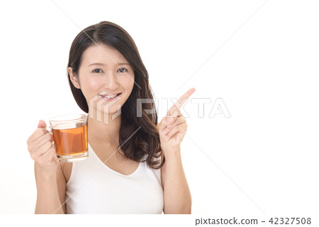 A smiling woman to point A smiling woman to point 42327508
