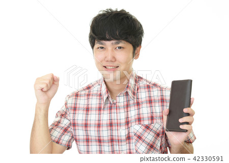 一個男人笑著帶著錢包 一個男人笑著帶著錢包 42330591