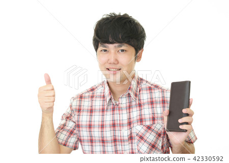 一個男人笑著帶著錢包 一個男人笑著帶著錢包 42330592