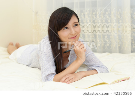 放鬆在臥室的婦女 放鬆在臥室的婦女 42330596