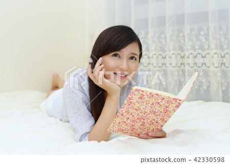 放鬆在臥室的婦女 放鬆在臥室的婦女 42330598