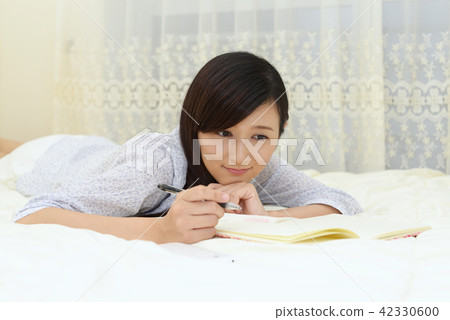 放鬆在臥室的婦女 放鬆在臥室的婦女 42330600