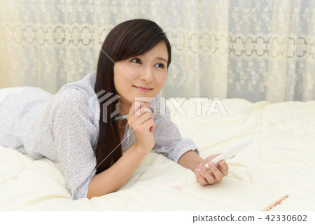 放鬆在臥室的婦女 放鬆在臥室的婦女 42330602