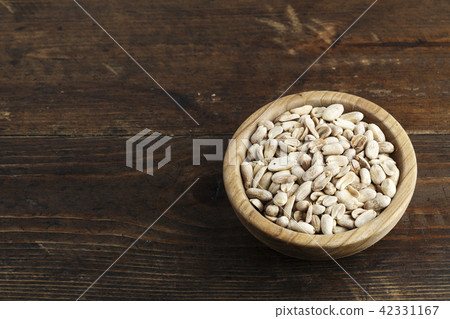 salted peanuts in a plate 42331167