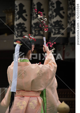 Ya in the palace 42333504