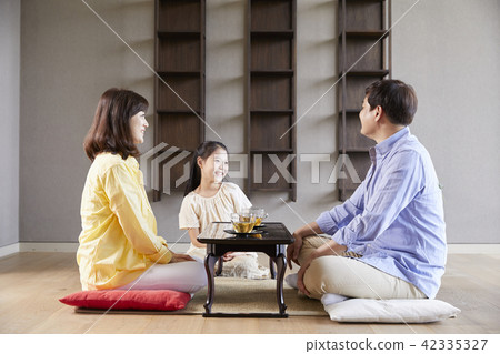 生活,家庭,爸爸,媽媽,女兒,韓國人 生活,家庭,爸爸,媽媽,女兒,韓國人 42335327