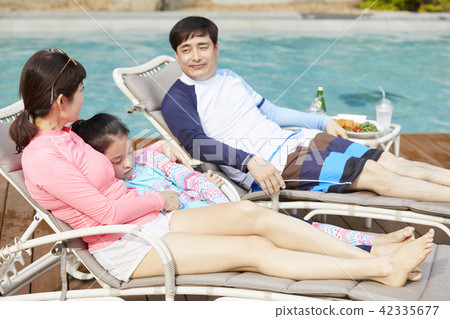 旅行,家庭,爸爸,媽媽,女兒,韓國人 旅行,家庭,爸爸,媽媽,女兒,韓國人 42335677