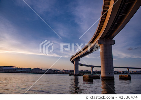在三重縣港口內陸港口的四日市港口新建的橋樑 在三重縣港口內陸港口的四日市港口新建的橋樑 42336474