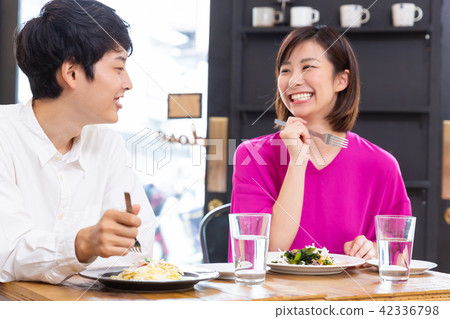 Cafe couple meal 42336798