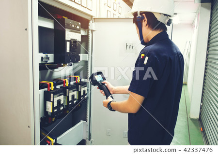 Technician use thermal imaging camera to check Technician use thermal imaging camera to check 42337476