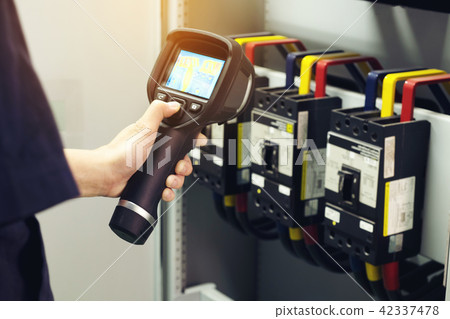 Technician use thermal imaging camera to check Technician use thermal imaging camera to check 42337478