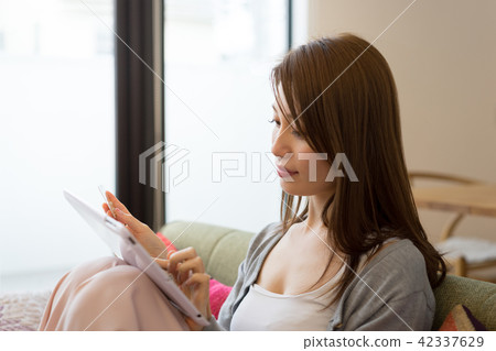 Women who settled online shopping on a tablet PC Women who settled online shopping on a tablet PC 42337629