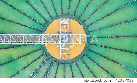 Aerial top view recirculation solid contact. 42337838